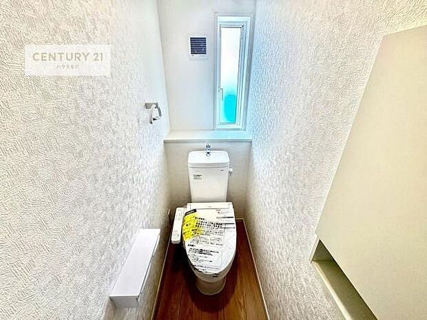 1・2階にトイレがございます!朝の忙しい時間帯も待たずにすみそうですね。白を基調とした清潔感のあるトイレでお手入れがしやすいです!