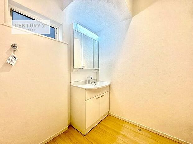 小窓付きの明るい洗面室です!湿気もすぐに入れ替えができて清潔に保つことができます!自然光が差し込むのでお化粧の仕上がりも良くなりますね!