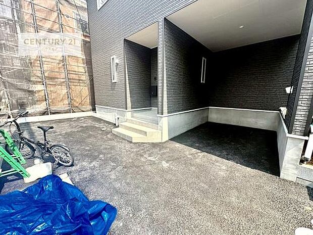 ビルトインガレージの駐車場は、雨や風から車を守ってくれるので大切に管理ができるので安心!