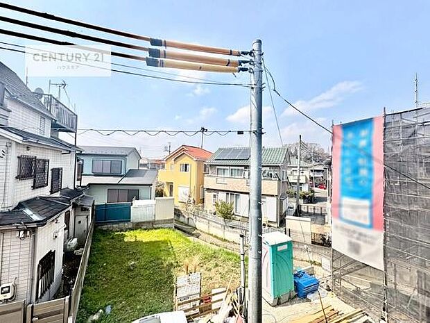 落ち着きある住宅街です!周囲には高い建物がなく、空が広く開放感があり、陽当たりを大きく遮られることもありません!気持ちの良い風が通り抜ける街並みです!