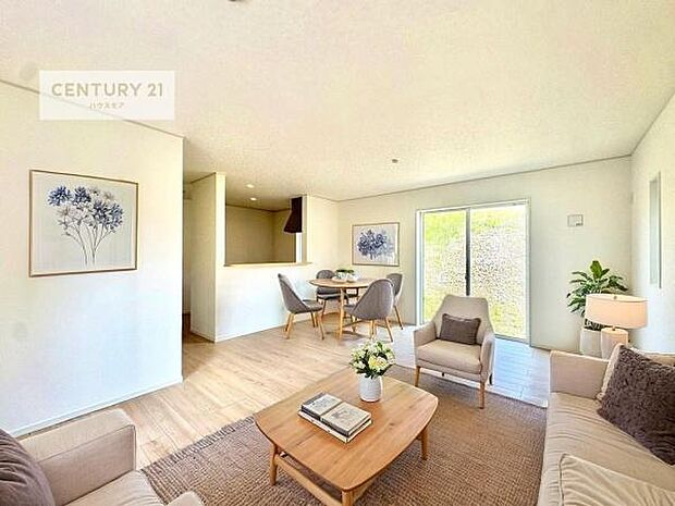 家具はCGパースです。開放感のある広々LDK！ソファーやダイニングテーブルを置いても窮屈にならないので快適に過ごせます！コミュニケーションが取りやすいリビングです！