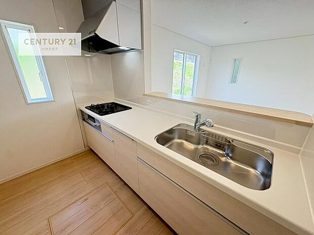 大人気の対面式システムキッチンを採用しています！ご家族のコミュニケーションが自然と増える設計です。お子様にも目が届くので嬉しいですね！広々使えて快適で作業が進みます。