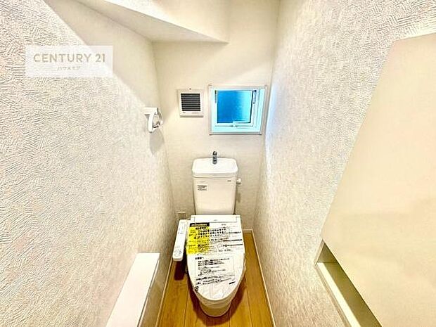 1・2階にトイレがございます！朝の忙しい時間帯も待たずにすみそうですね。白を基調とした清潔感のあるトイレでお手入れがしやすいです！