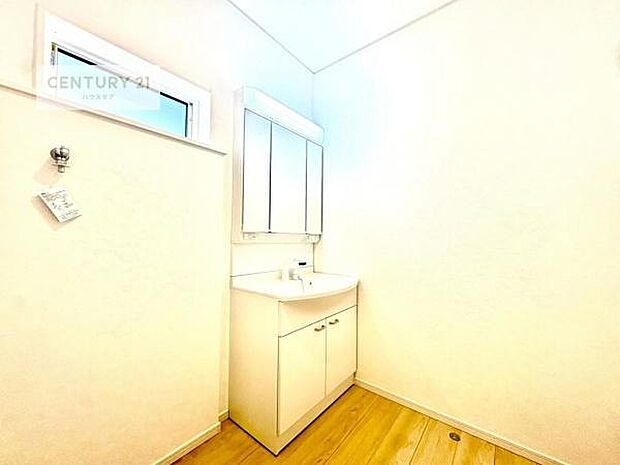 小窓付きの明るい洗面室です！湿気もすぐに入れ替えができて清潔に保つことができます！自然光が差し込むのでお化粧の仕上がりも良くなりますね！