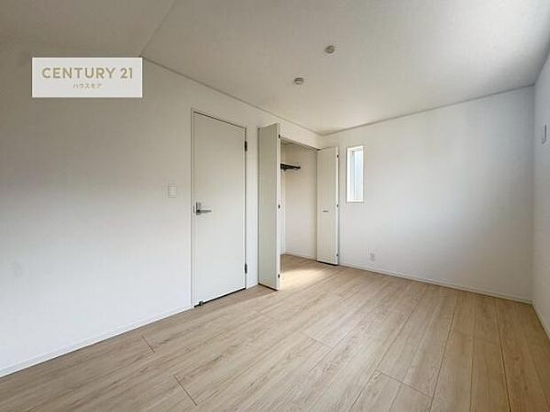 各居室収納付き！急なお客様が来客しても散らかったお部屋をサッと片付けられます！お部屋のスペースが生まれゆとりあるお部屋を演出することが出来ます！