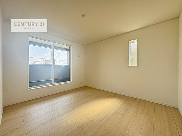 たっぷり日差しが差し込む洋室！温もりと明るさを兼ね備えた魅力的空間で、プライベート時間を有意義に過ごせます！