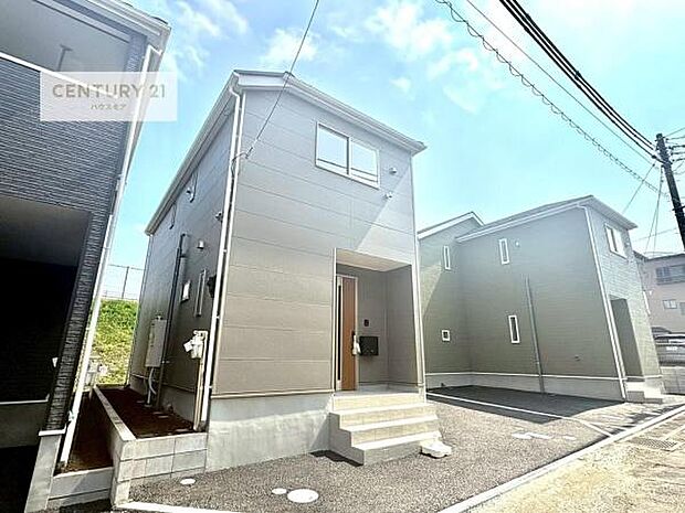 前面道路4ｍ！陽当り良好な立地です。車庫入れが苦手な方も安心ですね。