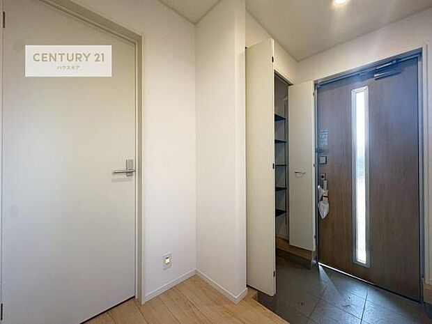 シューズボックス付き。玄関が片付きお掃除がしやすいです！スッキリした玄関で戸を開けた瞬間、清潔感のある心地いい空間が出迎えてくれます。