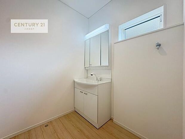 小窓付きの明るい洗面室です！湿気もすぐに入れ替えができて清潔に保つことができます！自然光が差し込むのでお化粧の仕上がりも良くなりますね！