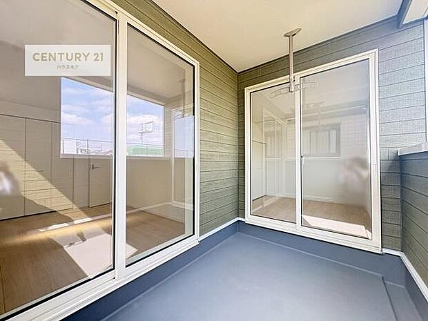 ルーフバルコニー！屋根が付いているので、急に雨が降っても濡れにくく安心！強い日差しもカットしてくれるので、お天気の良い日は、お外へ出て深呼吸するのもよさそうです！