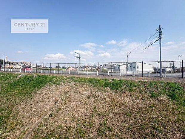 落ち着きある住宅街です！周囲には高い建物がなく、空が広く開放感があり、陽当たりを大きく遮られることもありません！気持ちの良い風が通り抜ける街並みです！