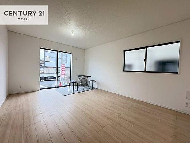 大きな窓からたっぷりの陽ざしが入る明るいリビング。開放感のあるリビングで家族団らんのくつろぎの時間を過ごせます!当日のご見学可能です!是非現地で陽当たりなどご体感くださいませ!