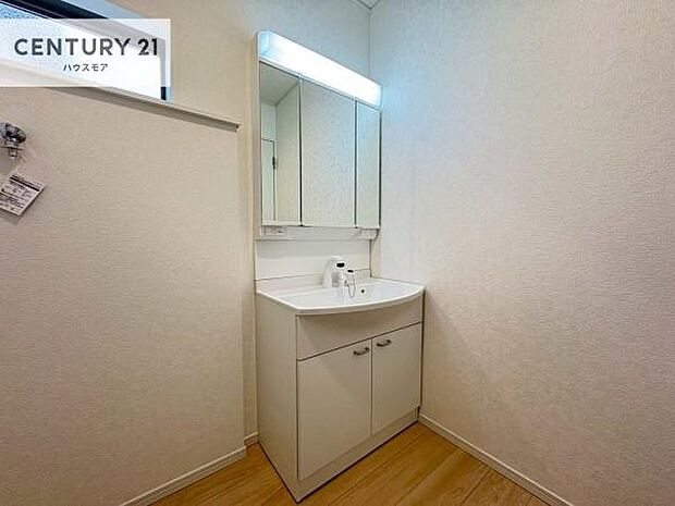 小窓付きの明るい洗面室です!湿気もすぐに入れ替えができて清潔に保つことができます!自然光が差し込むのでお化粧の仕上がりも良くなりますね!