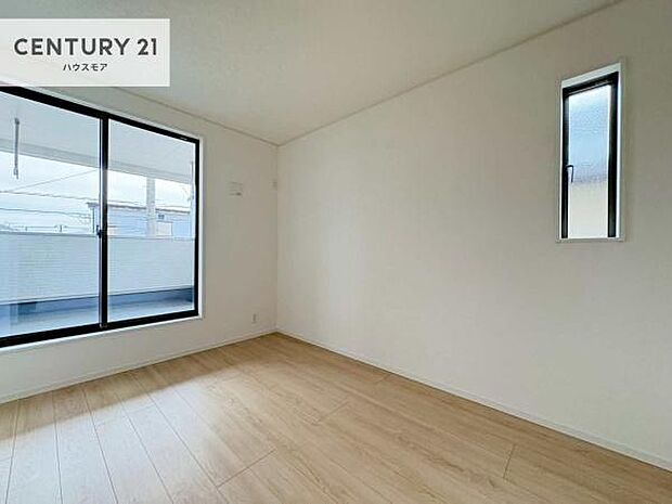 2面採光を確保した明るい室内は、風通しも良く、明るく大変居心地の良い空間となっております。リラックスして過ごせる心地の良いお部屋です!朝の目覚めがスッキリしますね。