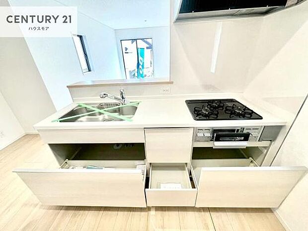 収納スペースが充実しており、キッチンまわりをすっきりと保ちながら、広々とした調理スペースを確保。快適な作業環境で、毎日のお料理もよりスムーズにはかどります。