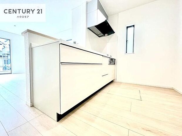 大人気の対面式システムキッチンを採用しています！ご家族のコミュニケーションが自然と増える設計です。お子様にも目が届くので嬉しいですね！広々使えて快適で作業が進みます。