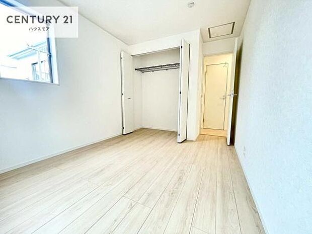 掃き出し窓がないお部屋は、お子様のお部屋としても安心です！収納スペースも充実しているので散らかったお部屋をサッと片付けられます！