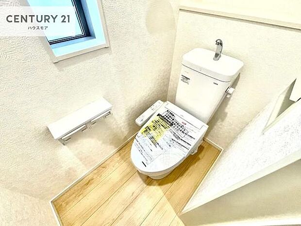 1・2階にトイレがございます！朝の忙しい時間帯も待たずにすみそうですね。白を基調とした清潔感のあるトイレでお手入れがしやすいです！
