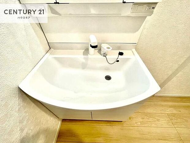 深い洗面台ボウルは、水が跳ねにくいのでお手入れが楽々！清潔感が保てます！キレイな洗面所で自分磨きのモチベーションが上がりますね！