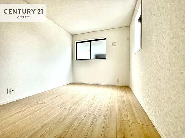 たっぷり日差しが差し込む洋室!温もりと明るさを兼ね備えた魅力的空間で、プライベート時間を有意義に過ごせます!