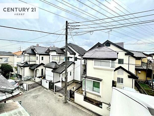 晴れた日には青い空を見渡せる開放的な時間を楽しめます。気持ちの良い風が通り抜ける街並みです！