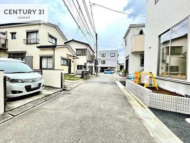 前面道路4.5m!陽当り良好な立地です。車庫入れが苦手な方も安心ですね。