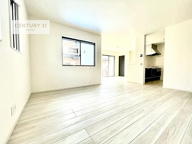 優しい陽だまりがリビングを包んでくれて居心地の良い空間を演出してくれます!くつろぎの時間を過ごせます!