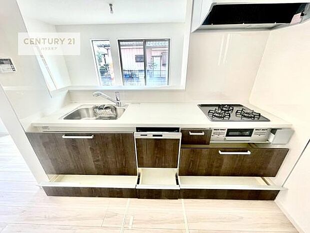 収納力の高いシステムキッチンで、調理器具や食器もすっきり片付き、広々とした空間で快適に料理が楽しめます。