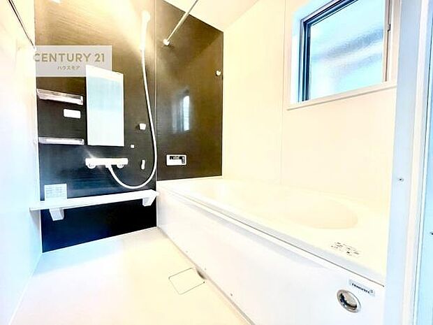 落ち着きある大人の雰囲気のバスルームは、味が出ていてバスタイムが充実!お仕事頑張っているご褒美にお好みの匂いの入浴剤を入れて、楽しんでみてはいかがでしょうか?