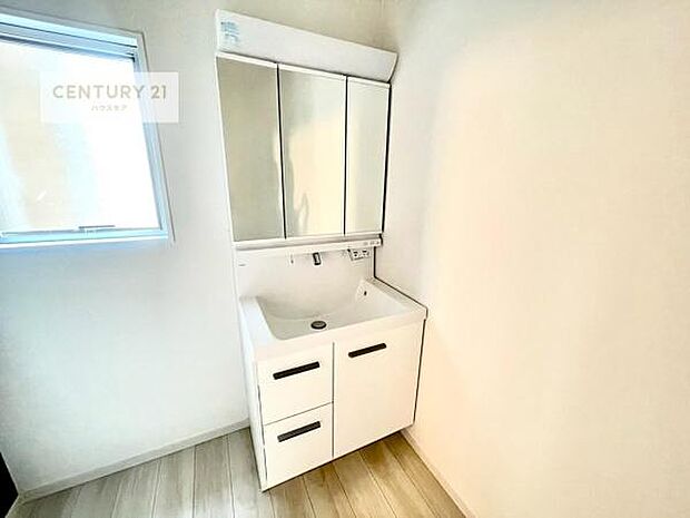 三面鏡仕様の洗面所は、身だしなみがしやすい造り!裏は収納になっています。ドライヤーやお化粧道具を片付けられるので洗面台周りをスッキリと見せることが出来ます!