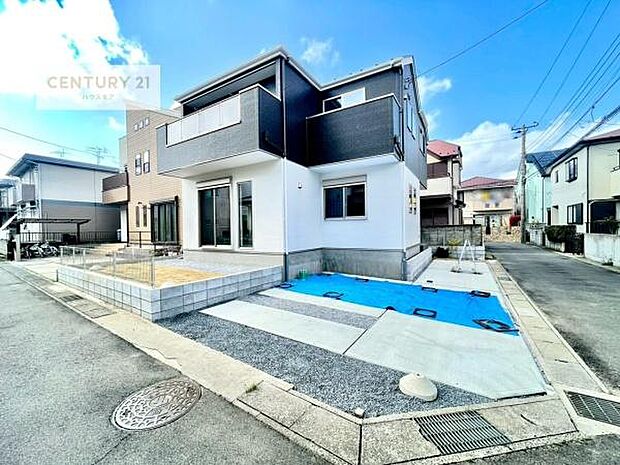 駐車スペースは3台分あります!セカンドカーはもちろん、バイクや自転車なども置き場所に困りません。