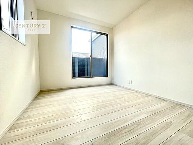 明るい室内は、風通しも良く、明るく大変居心地の良い空間となっております。リラックスして過ごせる心地の良いお部屋です!朝の目覚めがスッキリしますね!