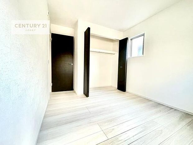 洋室は子供部屋や寝室、色々と用途多彩に利用できますね。収納力もたっぷりなので、広々気持ちよく過ごすことができます。