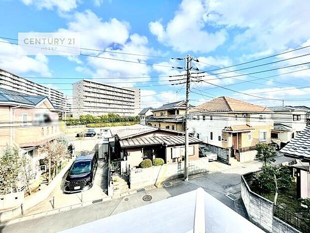 晴れた日には青い空を見渡せる開放的な時間を楽しめます。気持ちの良い風が通り抜ける街並みです!