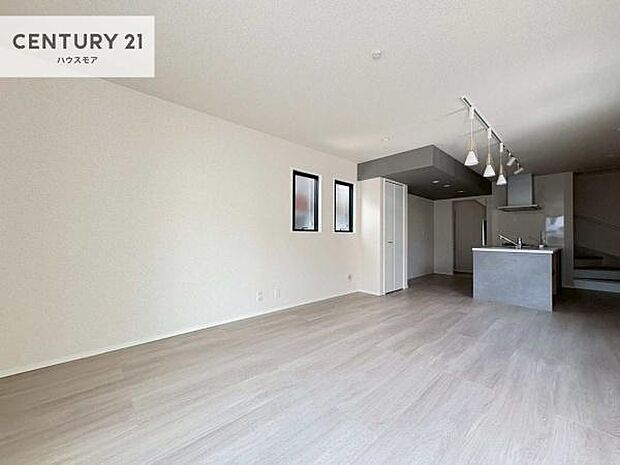 開放感のある広々LDK!ソファーやダイニングテーブルを置いても窮屈にならないので快適に過ごせます!コミュニケーションが取りやすいリビングです!