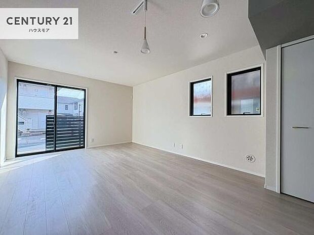 大きな窓からたっぷりの陽ざしが入る明るいリビング。開放感のあるリビングで家族団らんのくつろぎの時間を過ごせます!当日のご見学可能です!是非現地で陽当たりなどご体感くださいませ!