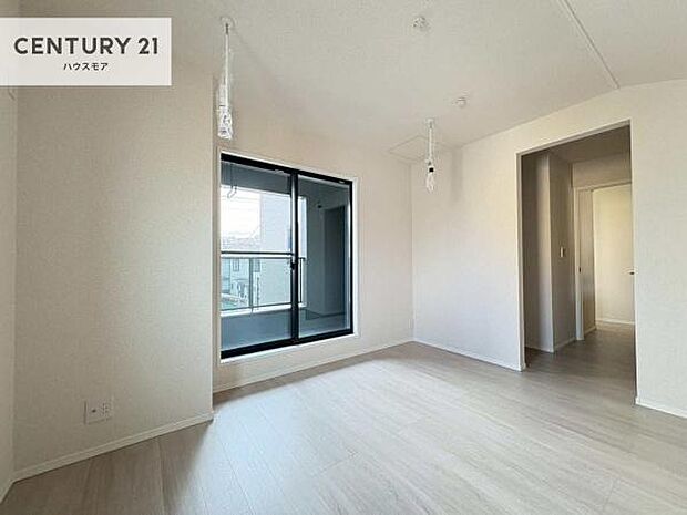 バルコニーに面した洋室は、やわらかな朝日が差し込む心地よい空間。爽やかな光に包まれて気持ちよく目覚められるため、寝室に最適なお部屋です。朝の換気やお布団干しも快適に行えます。