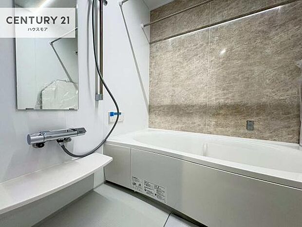 落ち着きある大人の雰囲気のバスルームは、味が出ていてバスタイムが充実!お仕事頑張っているご褒美にお好みの匂いの入浴剤を入れて、楽しんでみてはいかがでしょうか?