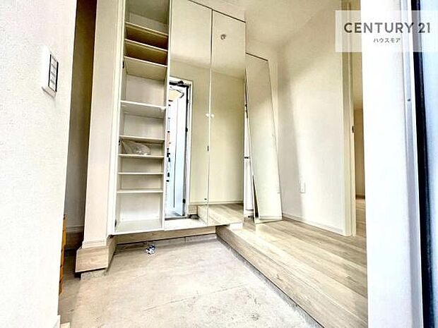 疲れて帰ってきても、ただいま!を言いたくなる、優しく迎え入れてくれる空間になっています。明るく温もり溢れる玄関です!