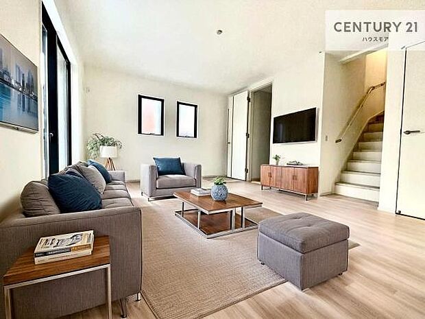 家具はCGパースです。開放感のある広々LDK!ソファーやダイニングテーブルを置いても窮屈にならないので快適に過ごせます!コミュニケーションが取りやすいリビングです!