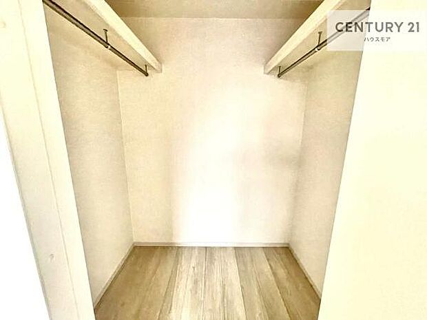 ウォークインクローゼット付きです。たくさんのお洋服などを収納しておけそうですね!他にも扇風機や加湿器など季節物の大きな家電も収納できます!