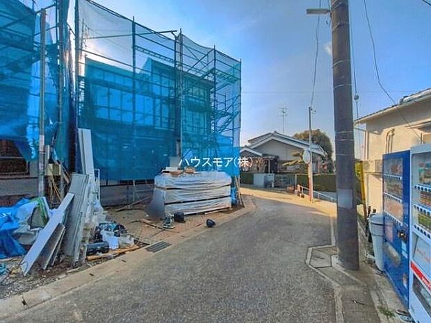 前面道路4ｍ×4ｍ！陽当り良好な立地です。車庫入れが苦手な方も安心ですね。