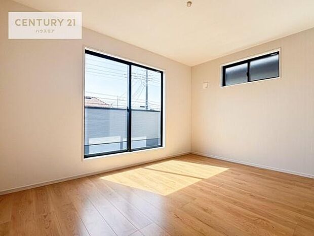 バルコニーに面した洋室。優しい光が差し込む洋室は、朝の目覚めも気持ちが良さそうですね。おうち時間もゆったりと過ごすことができます。(同仕様)