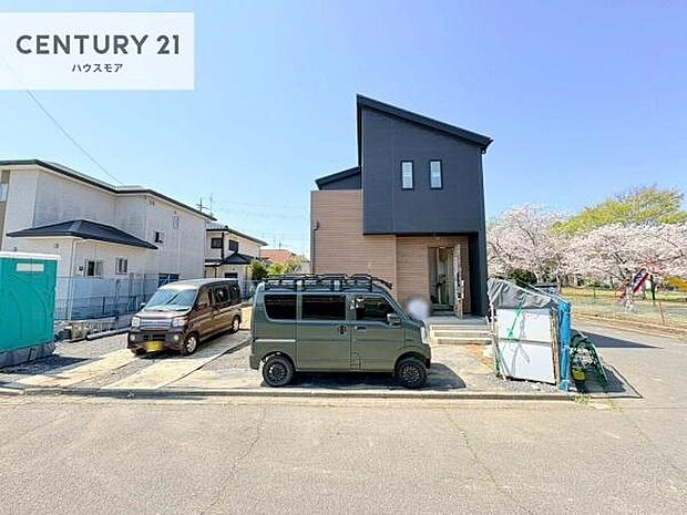 駐車スペースは2台分あります！セカンドカーはもちろん、バイクや自転車なども置き場所に困りません。【現地販売会開催中】