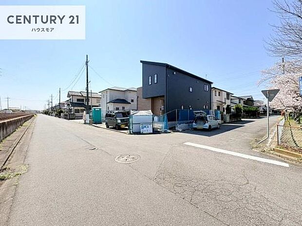前面道路は6ｍ×6ｍ！陽当り良好な立地です。車庫入れが苦手な方も安心ですね。【現地販売会開催中】