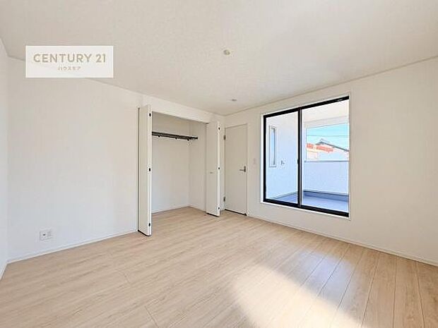 バルコニーへ面した洋室なので天気のいい日はバルコニーへ出てリフレッシュするのもいいですね!充実したプライベートタイムが送れる洋室!陽当たり、風通し良好です。