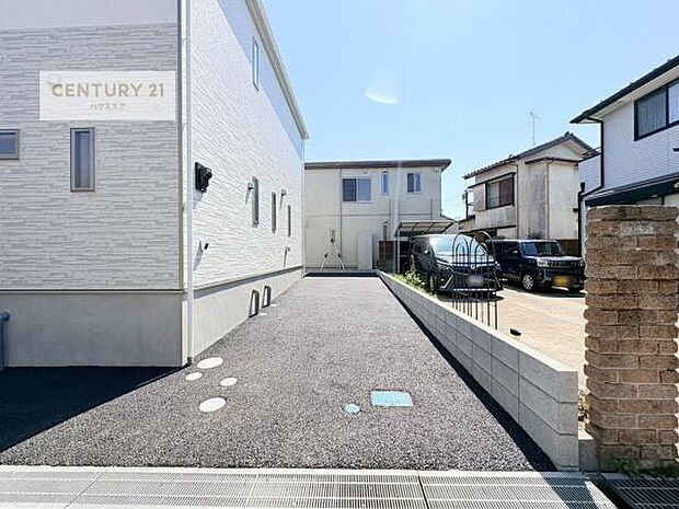 駐車スペースは2台分あります!セカンドカーはもちろん、バイクや自転車なども置き場所に困りません。