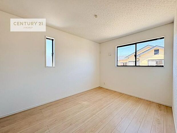 2面採光を確保した明るい室内は、風通しも良く、明るく大変居心地の良い空間となっております。リラックスして過ごせる心地の良いお部屋です!