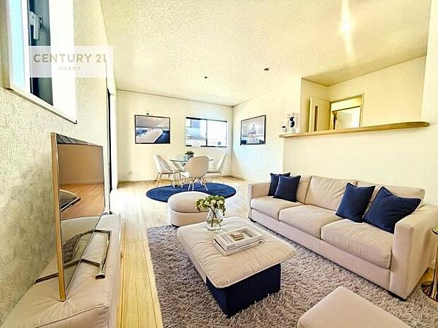 家具はCGパースです。心地良いリビングは家族が自然と集まります。家族団欒の時間が増えそうです。ご家族と、より一層充実した時間を過ごせそうですね。