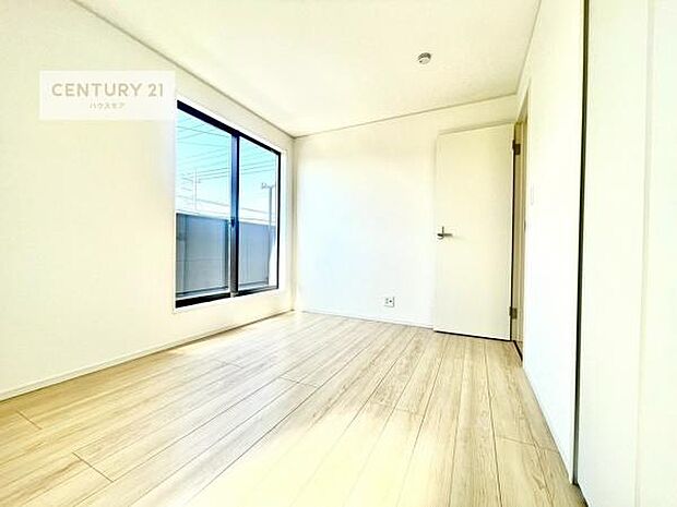 バルコニーへ面した洋室なので天気のいい日はバルコニーへ出てリフレッシュするのもいいですね!充実したプライベートタイムが送れる洋室!陽当たり、風通し良好です。